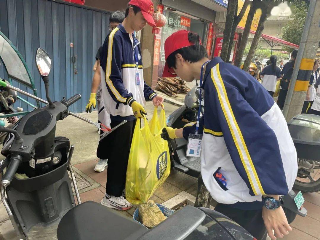 9月15日,延平区西芹镇团委联合福建南平机电职业学校,组织学生志愿者