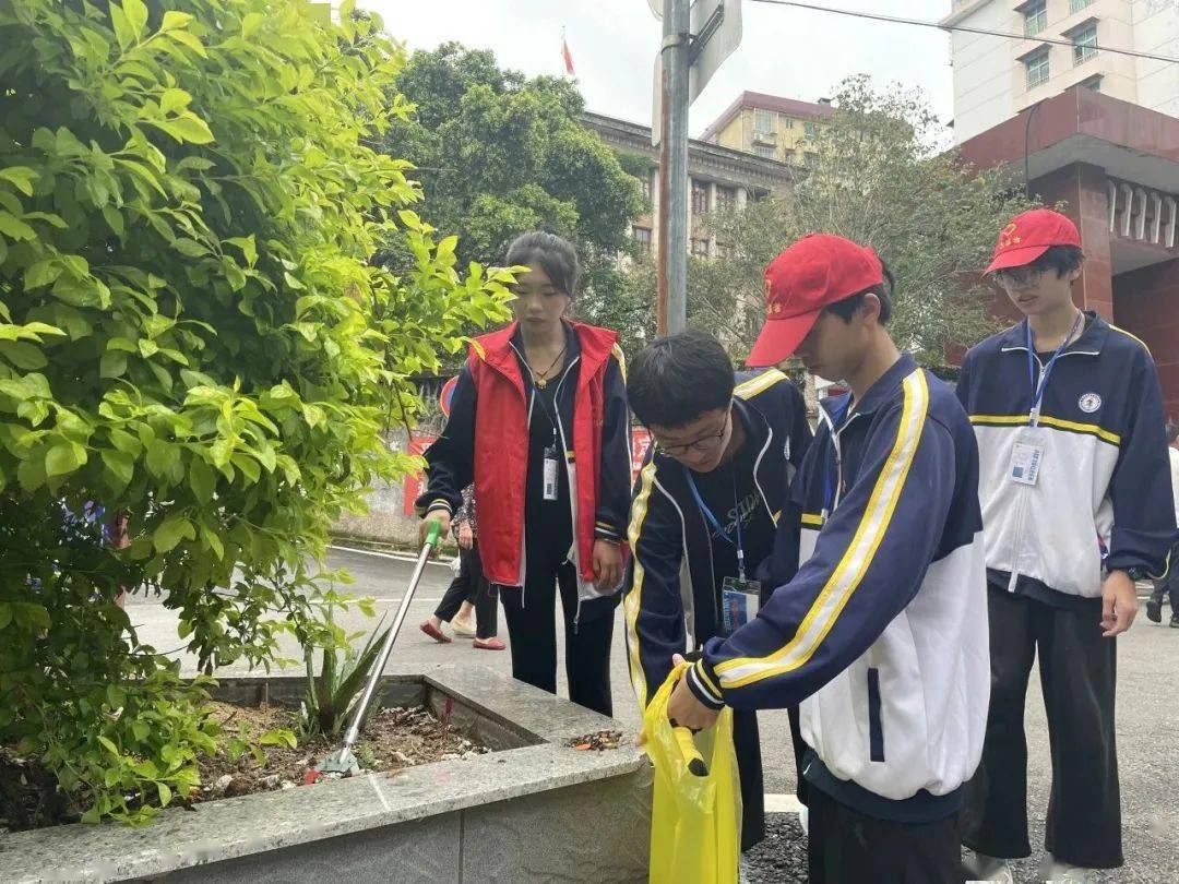 9月15日,延平区西芹镇团委联合福建南平机电职业学校,组织学生志愿者