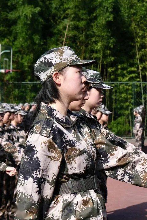 节律有序整齐划一到一次又一次的磨砺后从一开始的窘态百出同手同脚