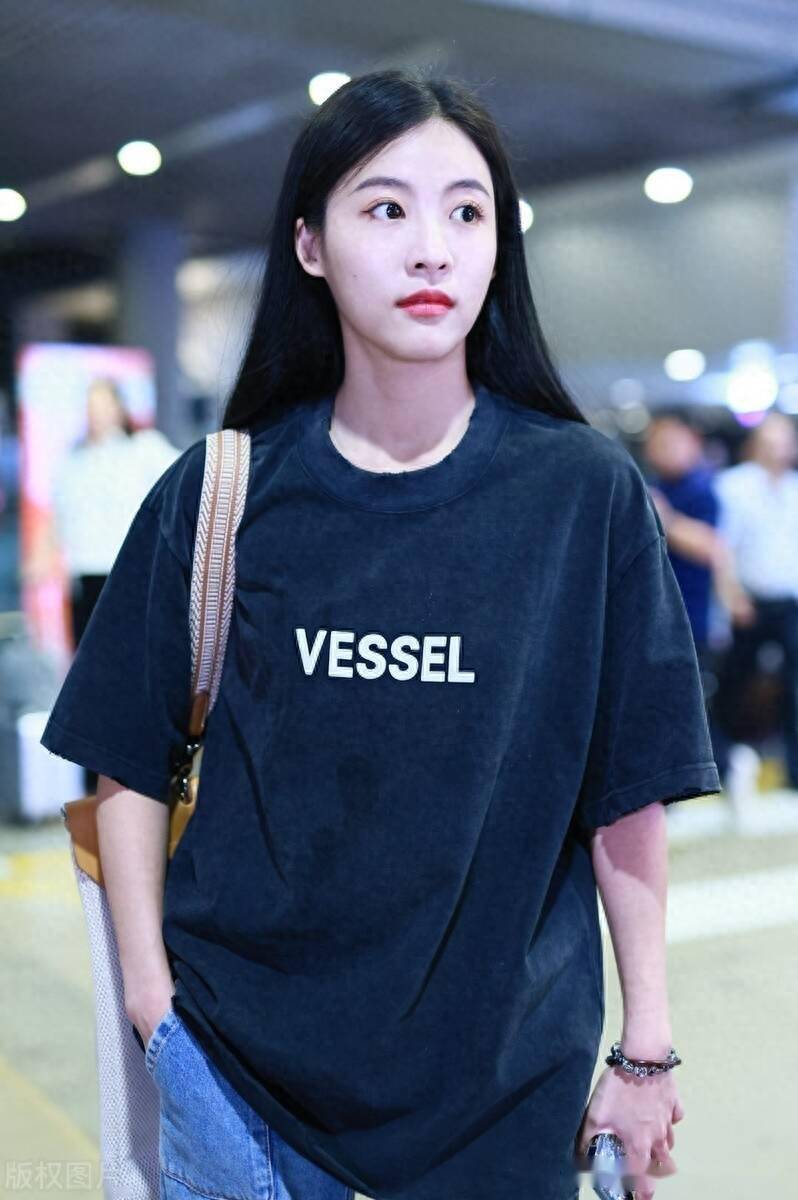 孙芮现身上海机场,身着t恤牛仔裤简约低调