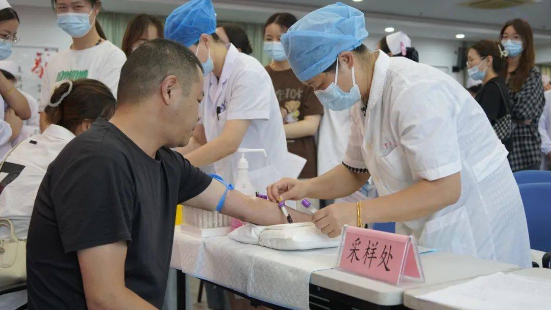 现场,人民医院首位造血干细胞捐献者,门诊肛肠外科医生钱浩和大家分享