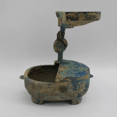 汉代 青铜耳杯形折叠盖灯汉代青铜耳杯形折叠盖灯是一种古代照明装置