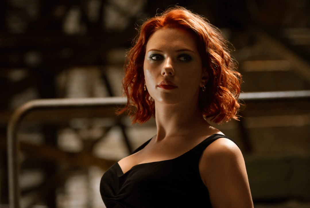 36e傲人胸围身穿黑色紧身衣战袍,迷人红发在《复联》中,出演黑寡妇的