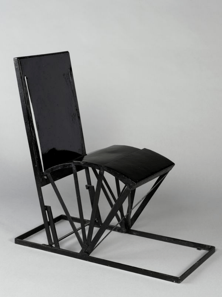 1927年,他设计了涂漆金属椅子和凳子,包括为圣马克西姆的博瓦隆高尔夫