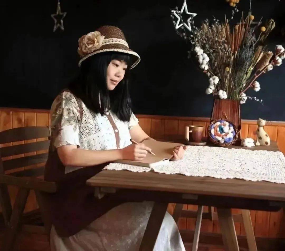 儿童文学家,代表作有《拇指班长》系列,《绝佳拍档》系列,《捣蛋大王