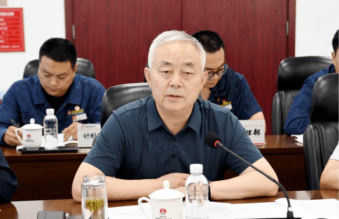 杨海峰分别从陕钢集团发展现状,面临的问题与挑战,环保标杆企业实践