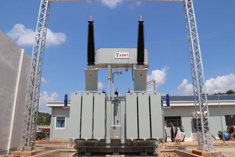 梅龙铁路首台牵引变电所主变压器安装就位_梅州_施工_供电系统