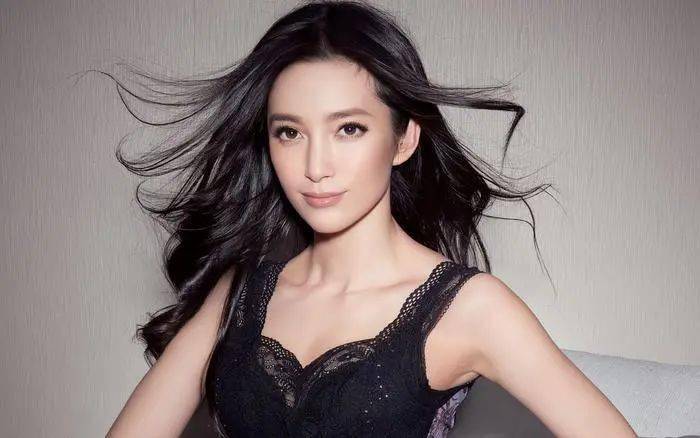 看来,李冰冰的确是洁癖症严重,最后中介公司都说:"她太难伺候了,再多