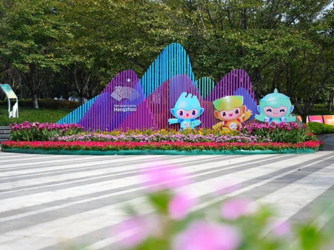 花团锦簇的亚运小品,踢藤球的亚运吉祥物……如今,走在金华开发区街头