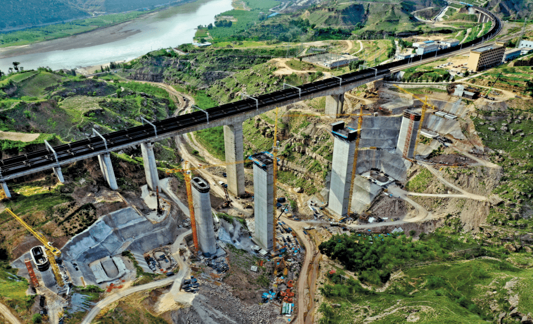 走进兴保铁路复线项目储运装施工现场,机器轰鸣声,金属敲打声,钢筋