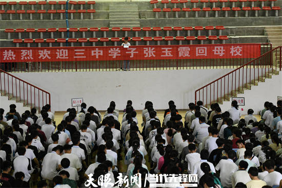 热血又泪目！凯里励志女孩回母校演讲听哭老师