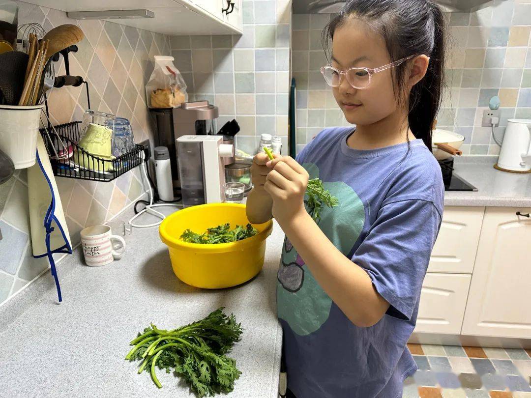 【经开五小|我行我秀】巧手帮厨