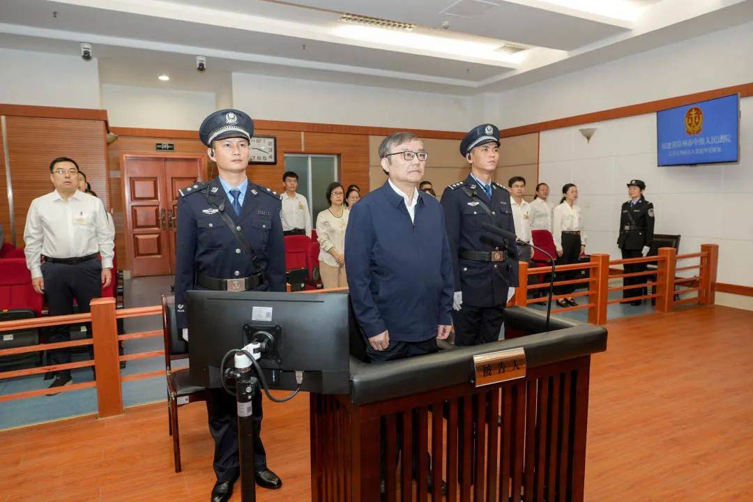 2004年至2020年,被告人龚建华利用担任中共南昌市委副书记,常务副市长