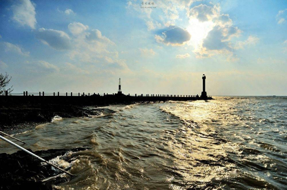 南通园艺博览园涵盖着黄泥山,马鞍山两山,分江海风景区,灵山圣景区