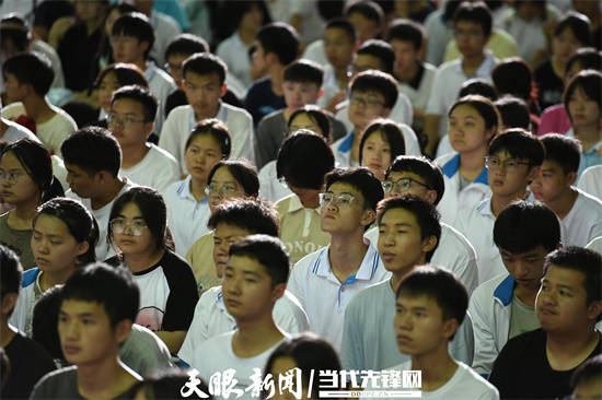 热血又泪目！凯里励志女孩回母校演讲听哭老师