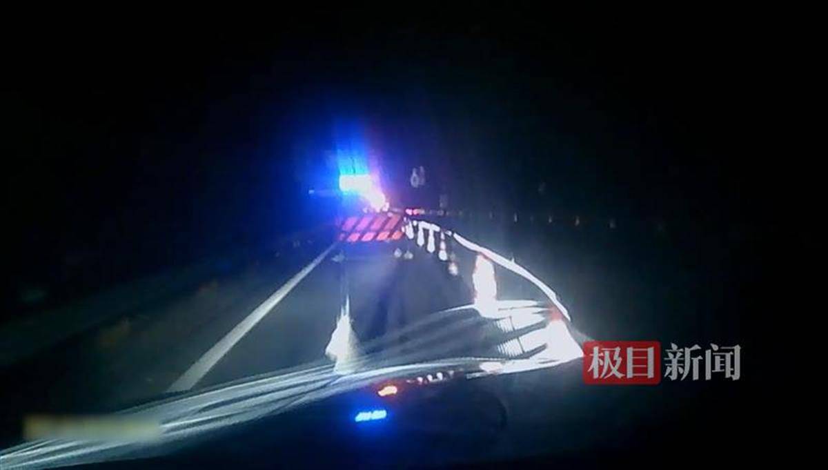 驾驶员犯困驾车冲进施工区，撞翻一连串指示牌和锥筒
