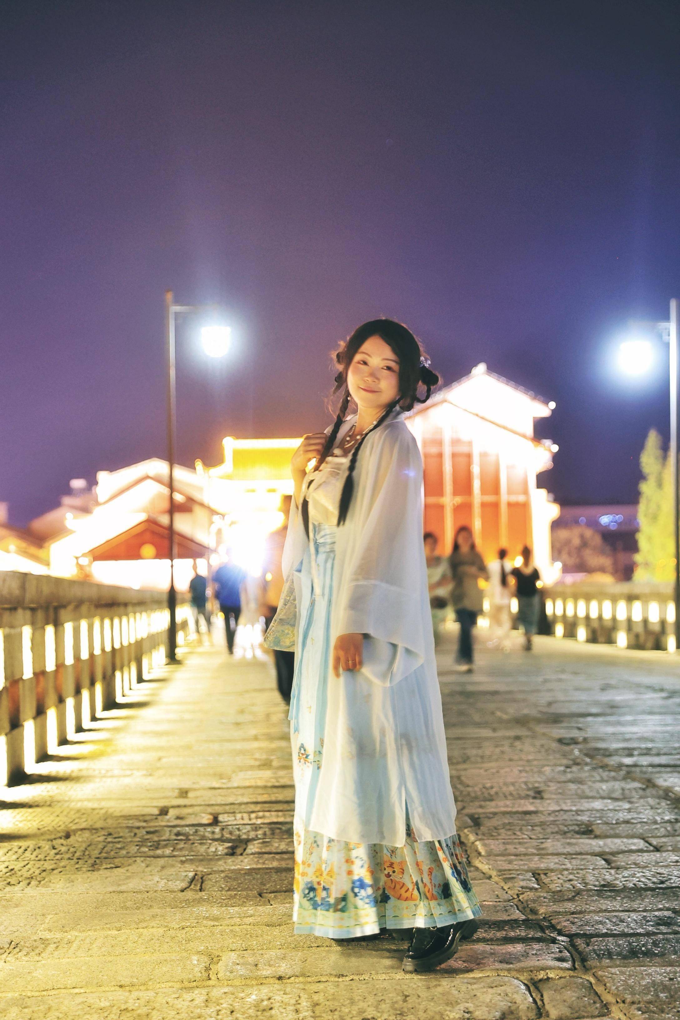 庞倩怡在湖南醴陵赏夜景问大众出游习惯是否已经改变?