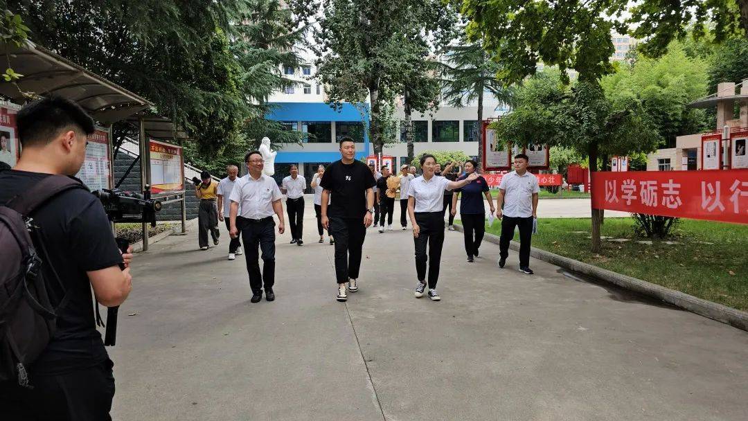 "奔跑吧·少年"冠军进校园活动走进焦作十二中_李根_篮球_颁奖
