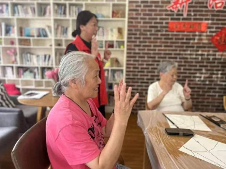 跟青年画师学涂鸦,社区长者老有所“椅”_活动_阿尔兹海默_服务