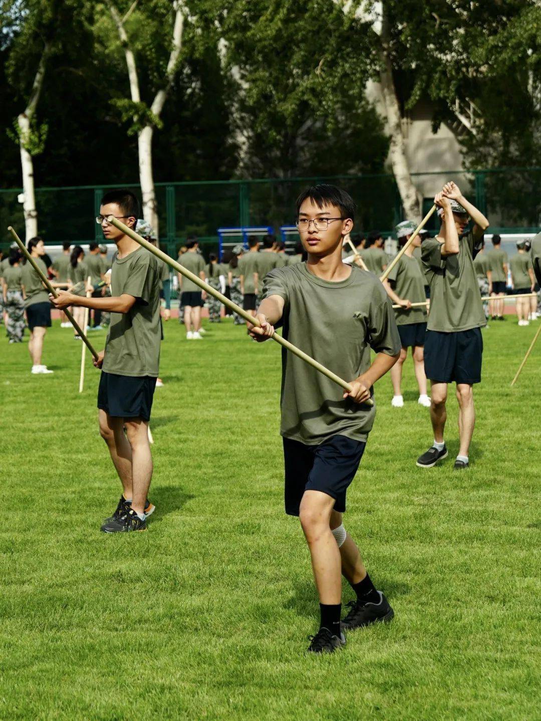 干脆利落 豪情满怀应急棍招招有力 势如破竹擒敌拳一动一息 智勇双全