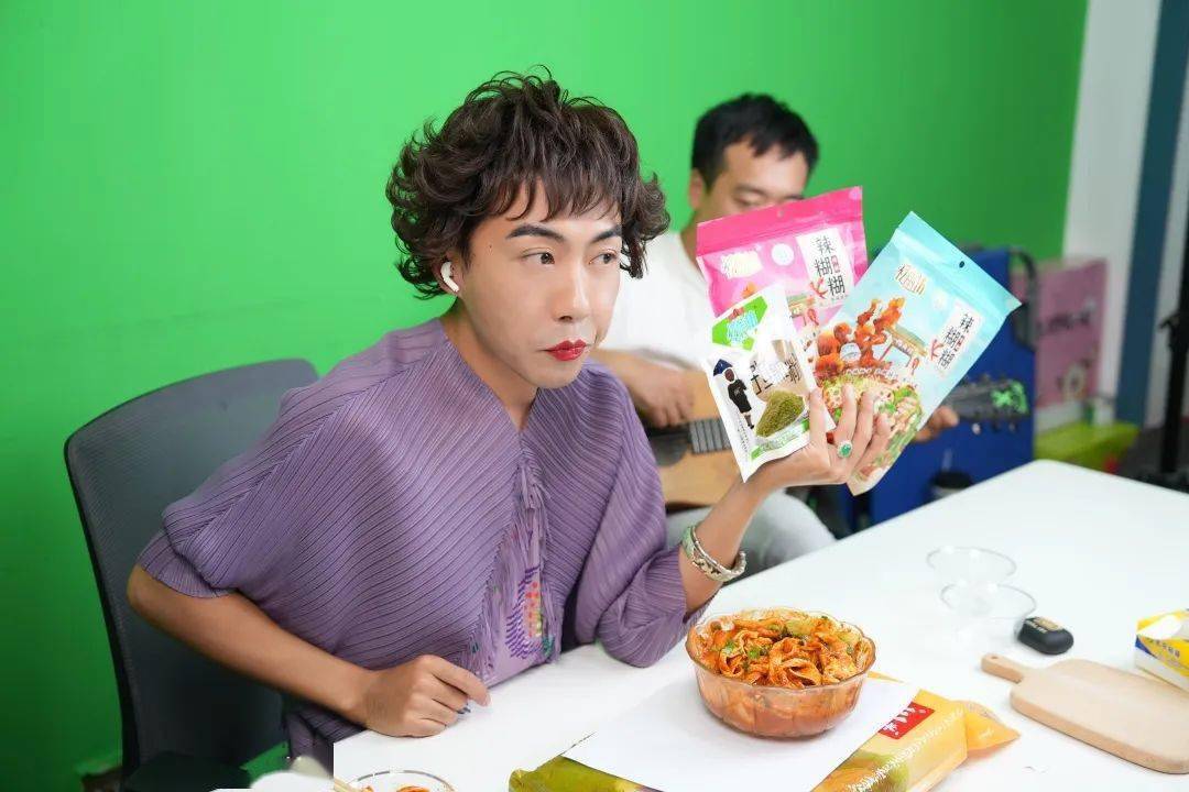 网购节还邀请了宁夏电子商务宣传大使李洋,往届电商达人马湘玉等本地