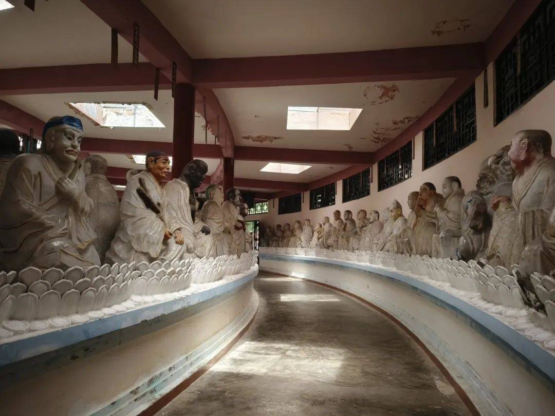 五百罗汉堂:位于静惠山公园东侧,占地1900多平方米,罗汉堂为外方内圆