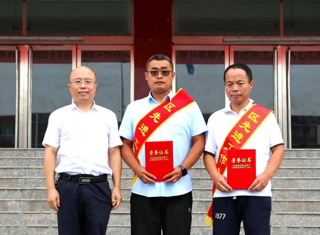 程勇太谷爱德星教育科技有限公司邢如瑞董事长为张志彪校长颁奖张志彪