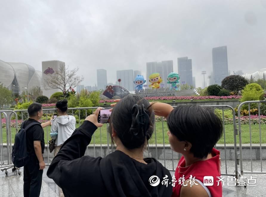 市民游客冒雨打卡"大