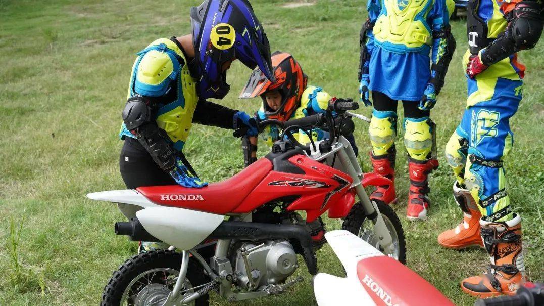 【青少年摩托车1日训练营】明星教练亲自执教,原生态越野赛道,honda