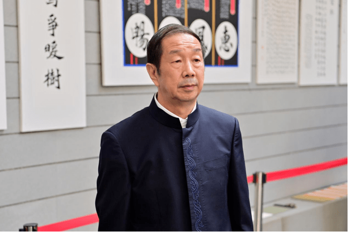 王文杰将军出生在书法世家,自幼爱好书法,艺术造诣深厚,书法风格独特