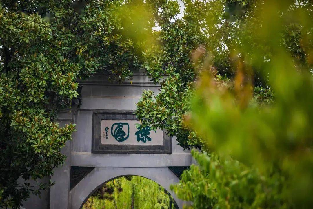展讯| "丹青路上的孤勇者"——梁剑铭左笔画作品展将在瘦西湖听鹂馆