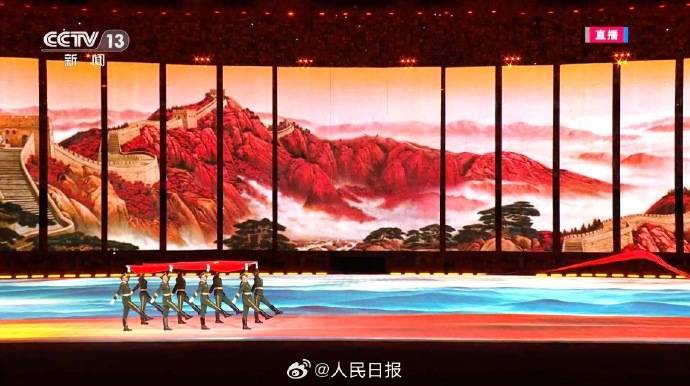 杭州亚运会开幕式五星红旗入场，现场响起《我爱你中国》！