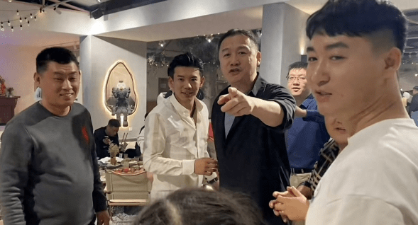 妻子小欧罕见露面显年轻,全家人共用一张脸_高虎_姐姐_一家人