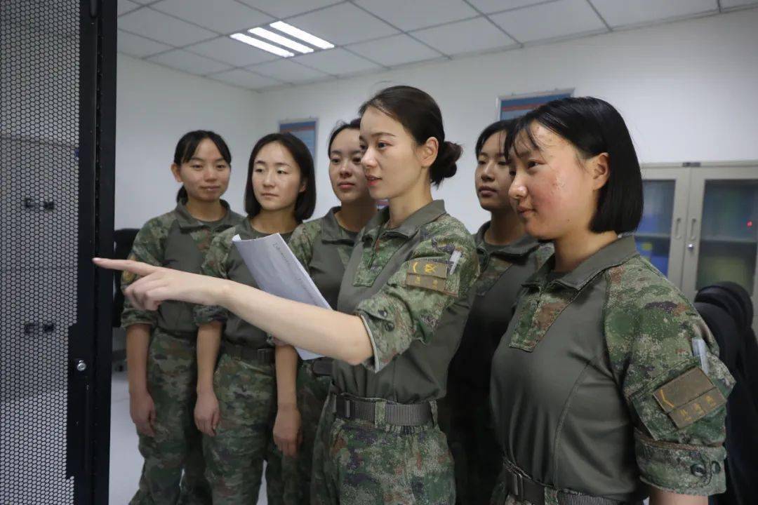 看短波女兵的别样青春_靳亚雷_孔德_战略