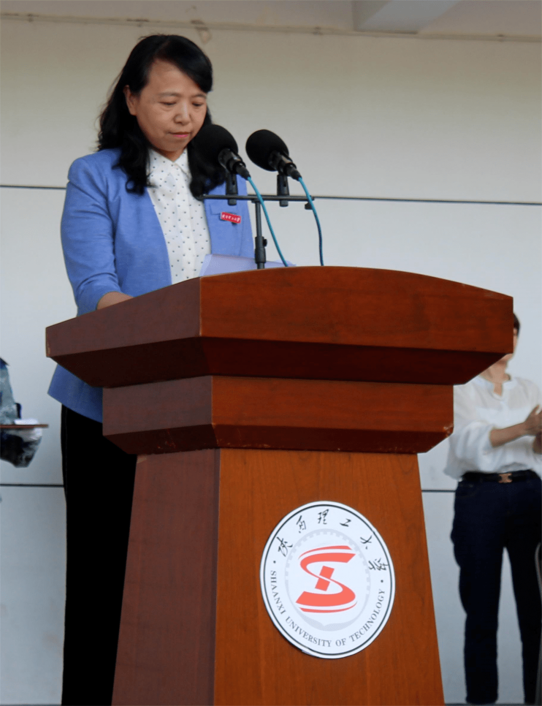 校党委副书记,军训团政委陈莉宣读军训先进集体和优秀个人表彰决定.