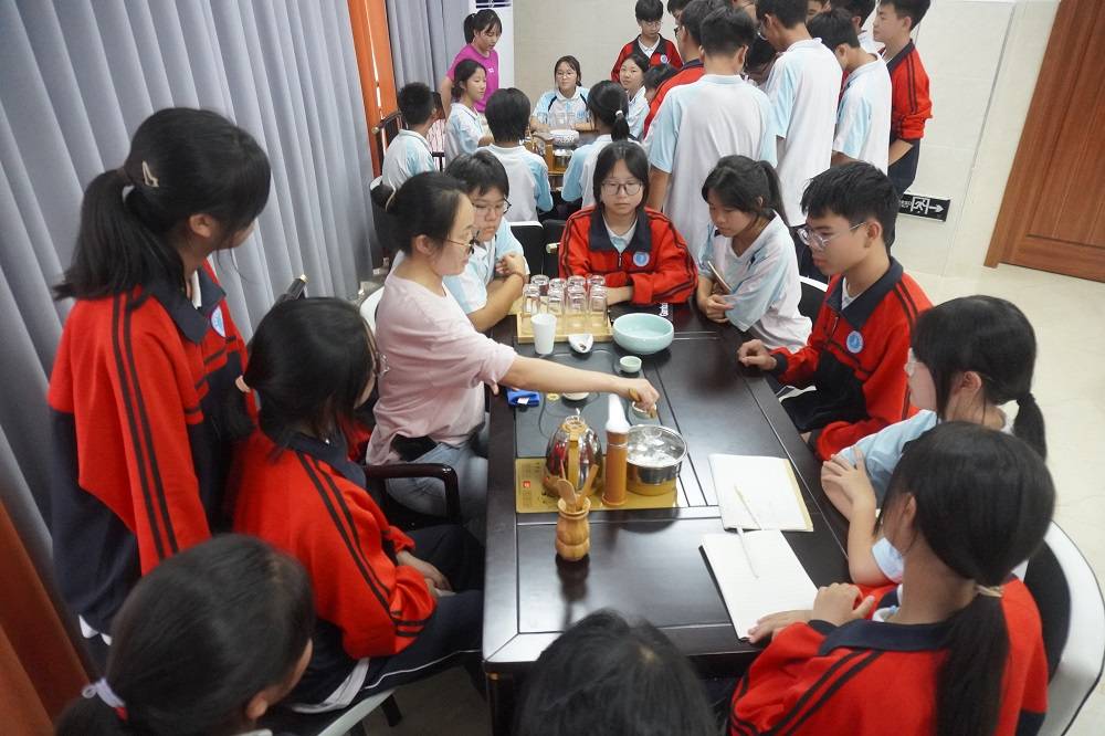 传承红色基因 培育时代新人