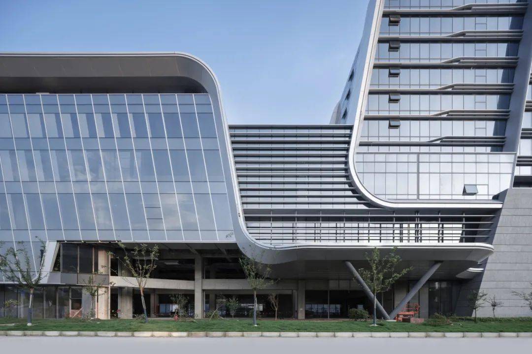 新作| 上海新虹桥灿辉希尔顿五星级酒店 / 上海三益建筑设计有限公司