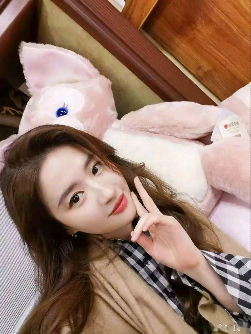 肖战耍大牌?蔡徐坤掉成黄v?刘亦菲魏大勋合作?杨玏靠爹上热搜?