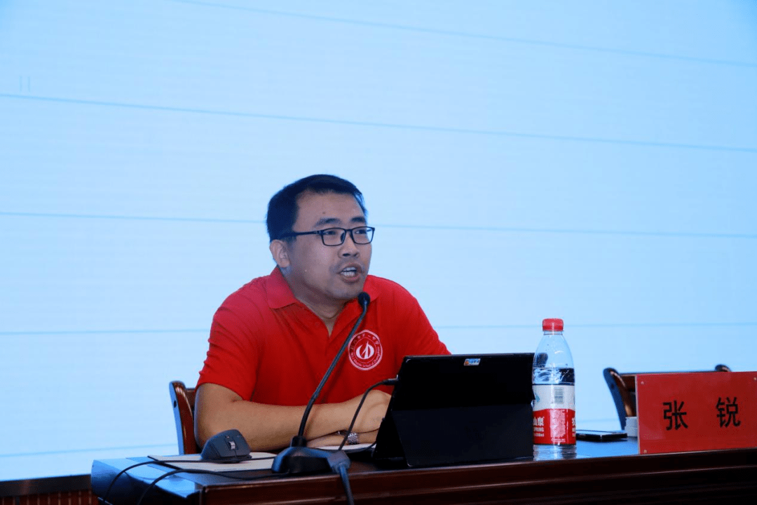 培训现场,郑州一中数学竞赛主教练张锐结合自己了解一中,走进一中