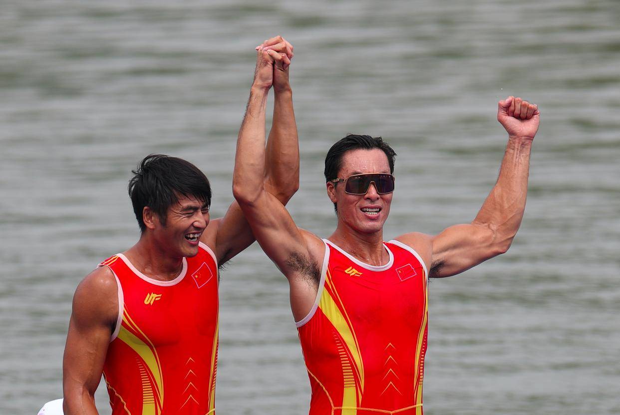 中国组合范俊杰/孙满在男子轻量级双人双桨项目上摘金 (工人日报客户