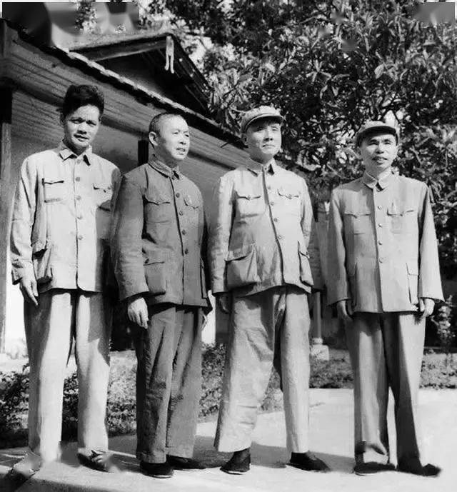 张鼎丞(右一)与邓子恢,伍洪祥,魏金水在龙岩合影回望这段残墙,历经