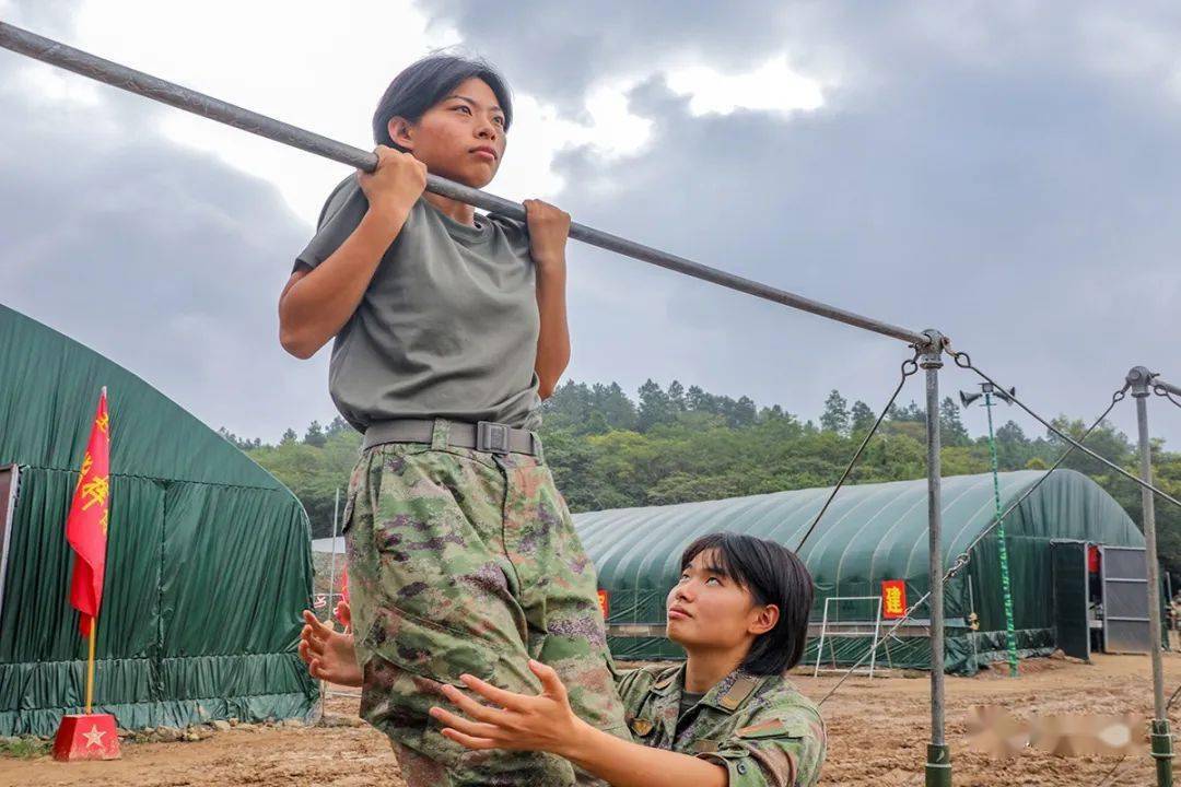 女兵曲臂悬垂图片