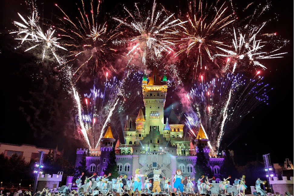 中秋逢国庆,欢乐团圆行,青岛方特盛世狂欢节花式礼赞祖国_烟花_合家