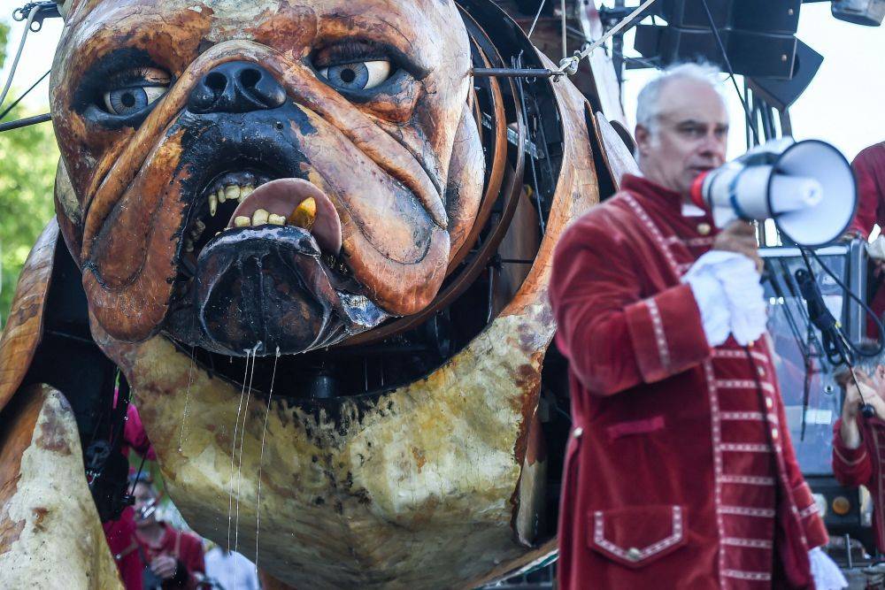 法国街头的巨型斗牛犬木偶_新华社_表演_南特