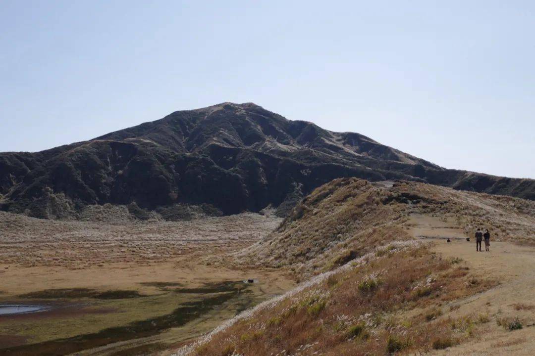 下車處四野衰草連天,遠處的阿蘇火山升起白色的煙霧.