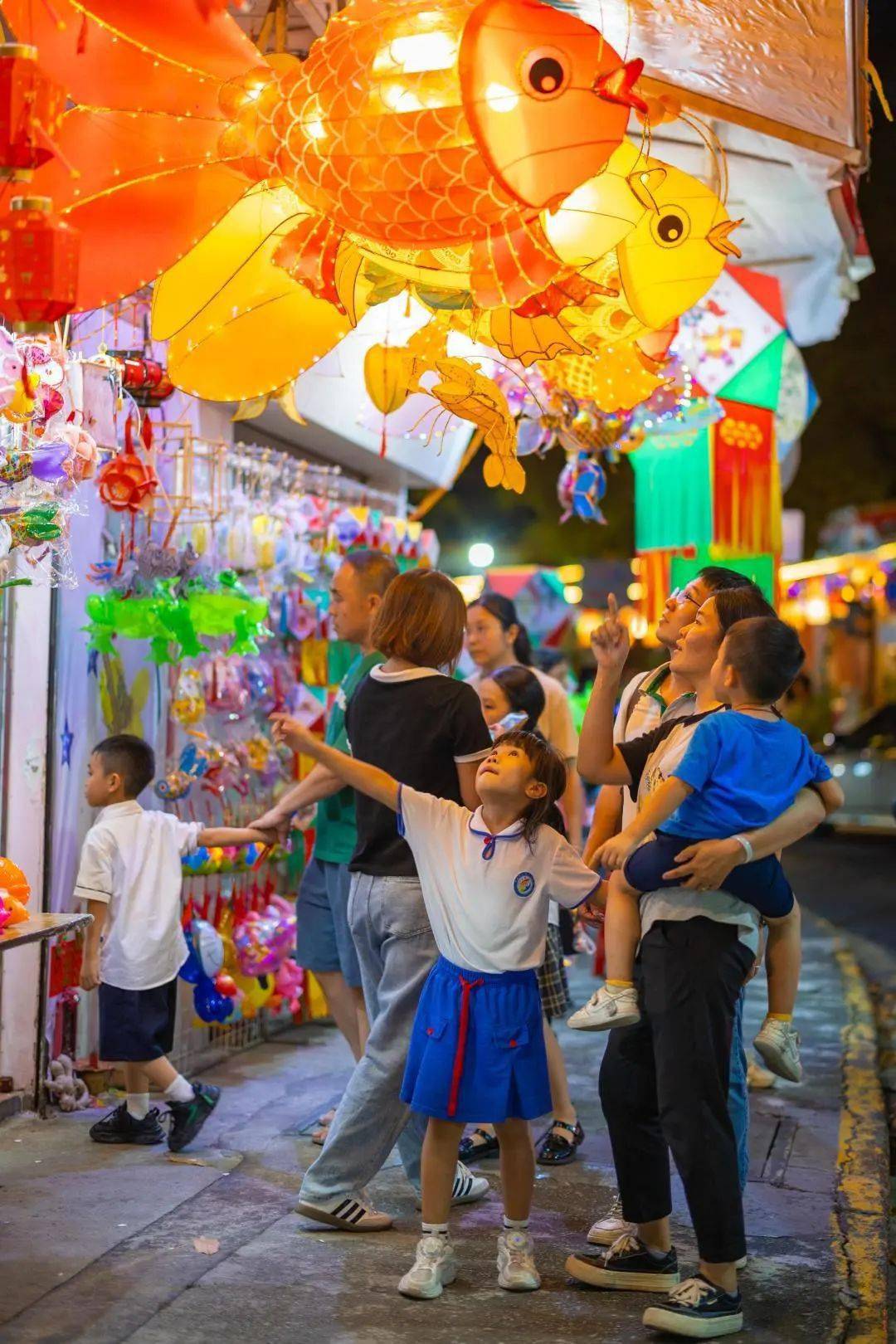 挂花灯迎中秋小榄中秋佳节氛围浓