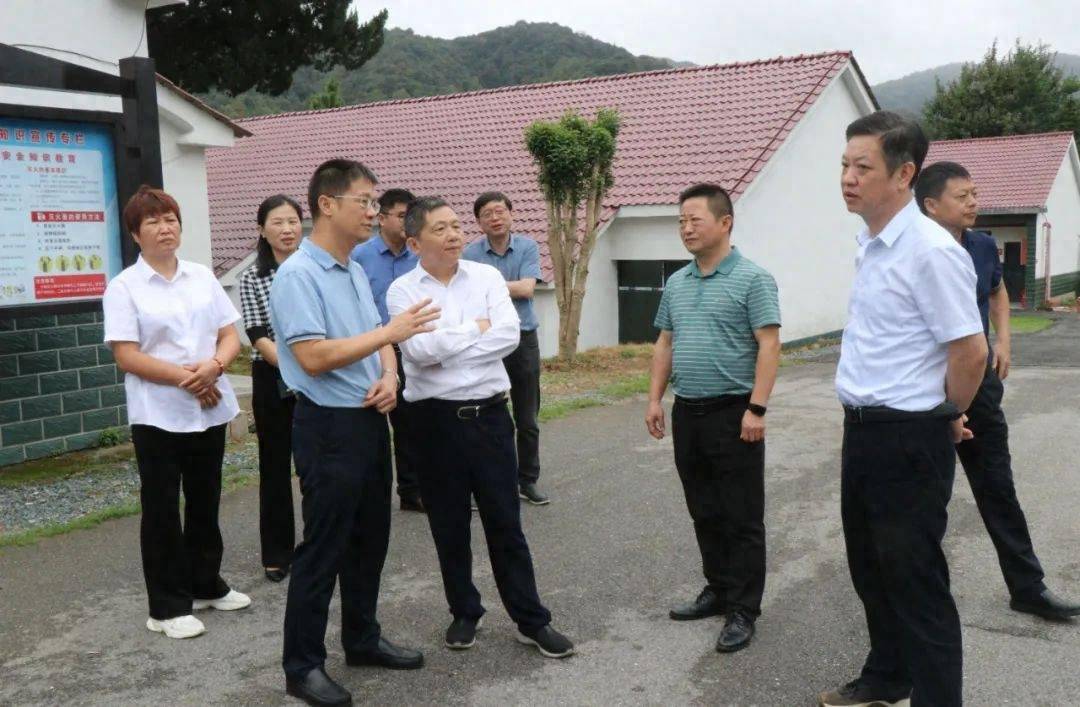 9月22日上午,市人大常委会副主任况小军率调研组到我县开展《江西省