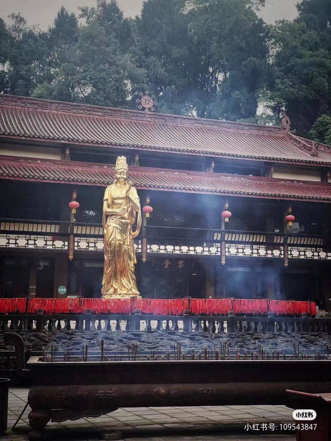 寺内飞马灵关石屏灵峰柏空心树石灯杆藏经楼等古迹众多禅意浓厚