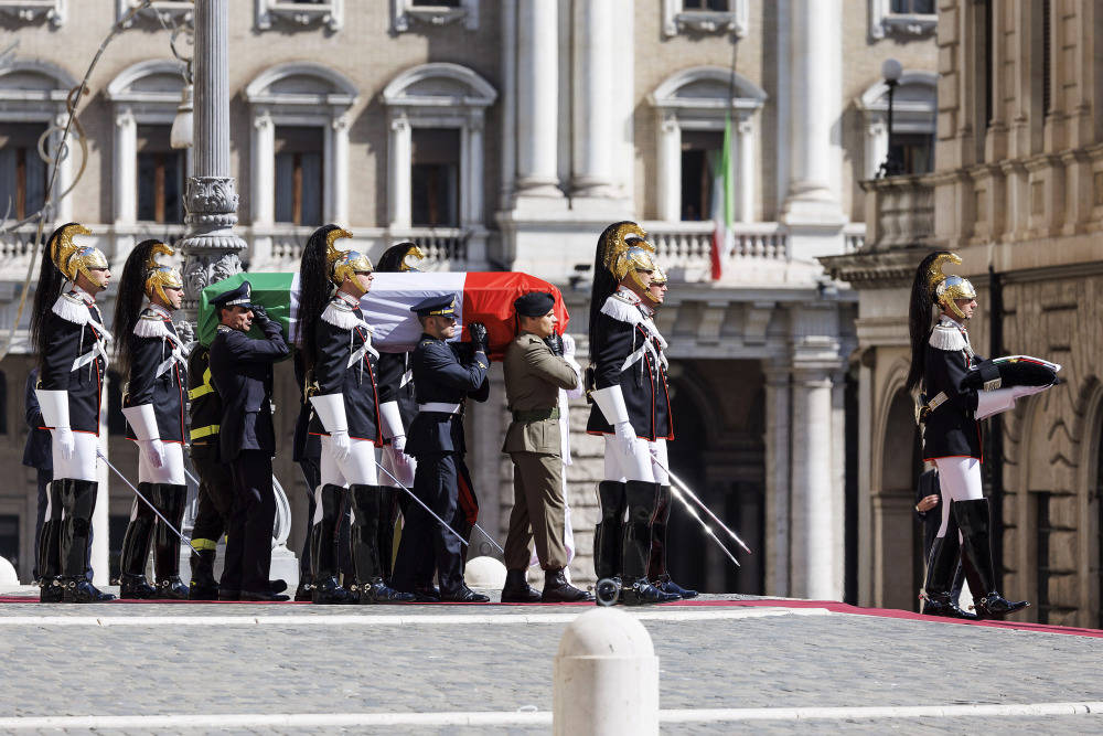 意大利为前总统纳波利塔诺举行葬礼_新华社_罗马_棺椁