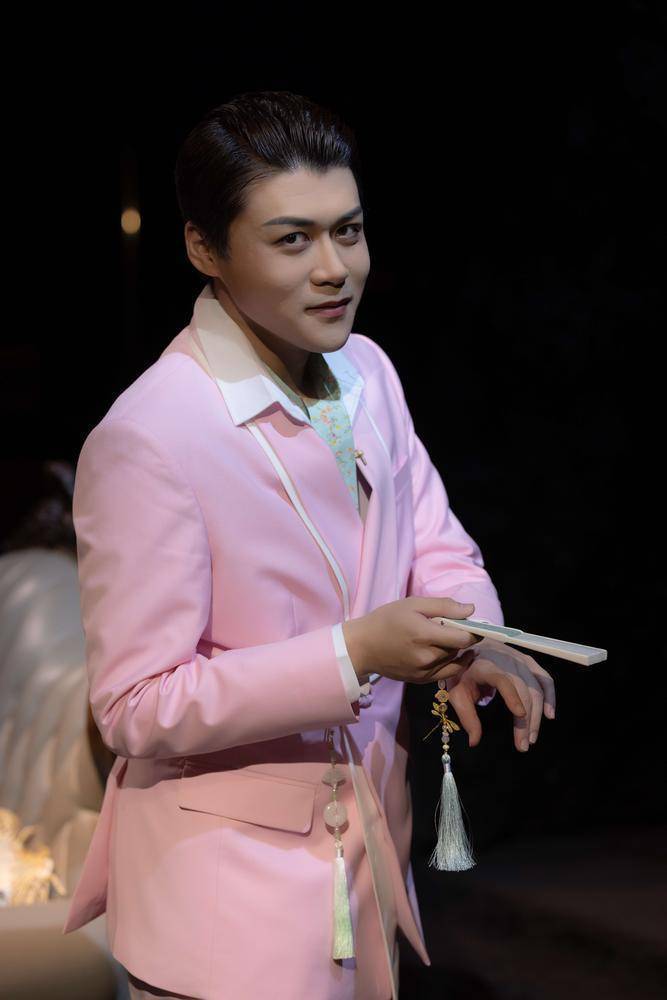 张皓天(胡四饰演者):在饰演过程中,我会先找内部特质,然后用外部特质